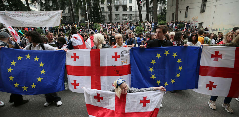 דגלי גיאורגיה והאיחוג האירופי במחאה בבירה טביליסי / צילום: ap, Zurab Tsertsvadze