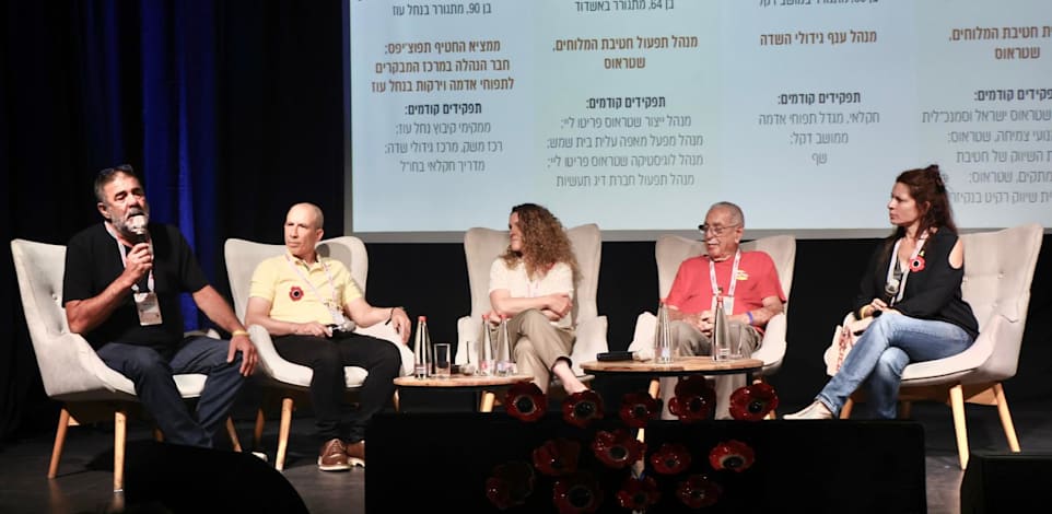 טל בן פורת, מנכ''לית חטיבת המלוחים בשטראוס: יוחי קופלר, חקלאי ממושב דקל; יהודה אשש, מנהל מפעל המלוחים של שטראוס; ויענקל'ה כהן, ממציא התפוצ'יפס; בשיחה עם שירה ספיר בוועידת הדרום לעסקים של גלובס / צילום: כדיה לוי