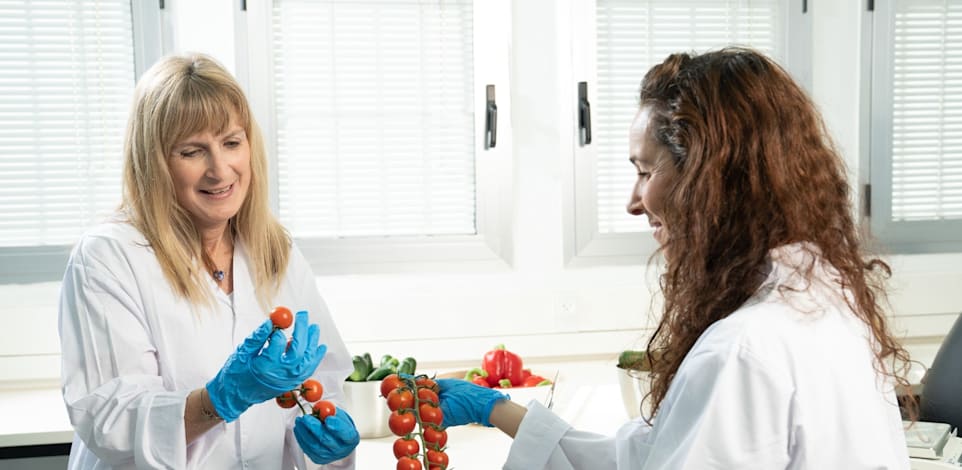מנכ''לית ומייסדת סופרסקה אפרת פרי (משמאל). ''יותר מ–50% מהפירות והירקות בעולם נזרקים לפח'' / צילום: באדיבות סופרסקה