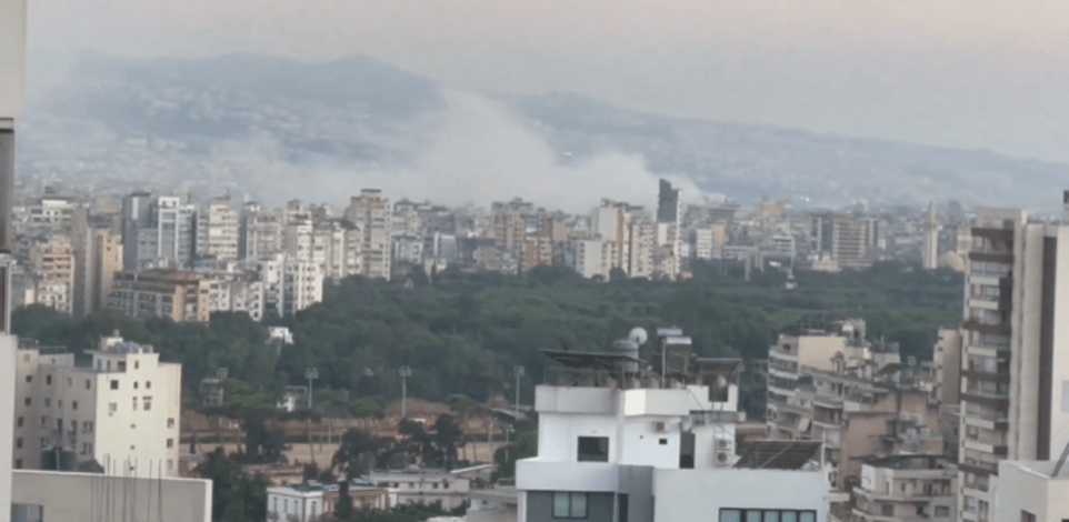 עשן מיתמר בדרום ביירות / צילום: צילום מסך מתוך טוויטר