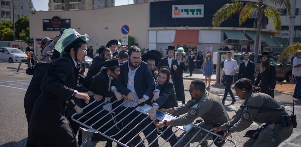 עימותים במהלך ההפגנה מחוץ לבסיס תל השומר, אתמול / צילום: Reuters, Ilia Yefimovich