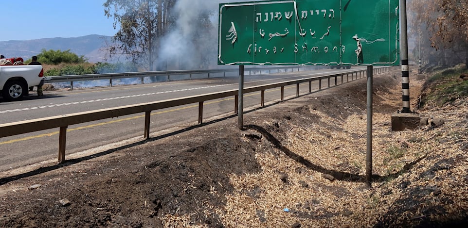 שריפה שנוצרה כתוצאה ממטח של חיזבאללה בכניסה לקריית שמונה (יולי) / צילום: Reuters, Avi Ohayon