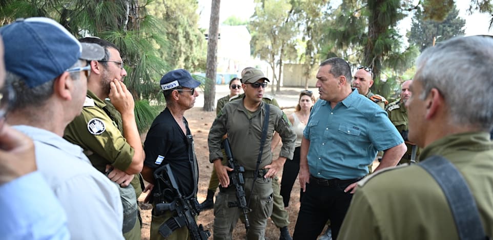 מנכ''ל משרד הביטחון אייל זמיר עם בכירים בצה''ל, בעת קיום הפיילוט בעוטף עזה / צילום: אגף דוברות וקשרי ציבור במשרד הביטחון