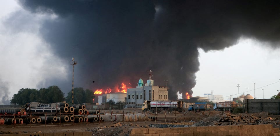 שריפה שהתלקחה לאחר תקיפת ישראל בנמל חודיידה שבתימן / צילום: Reuters, Stringer