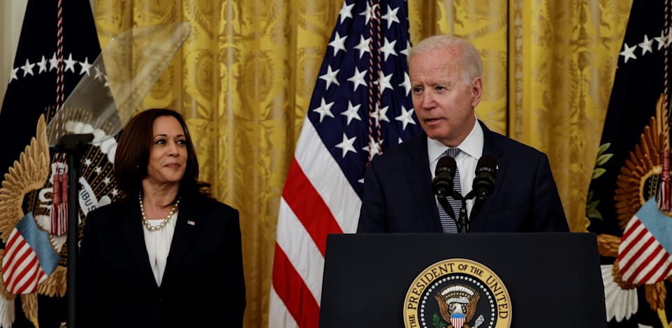 ביידן והאריס. יצליחו למנוע משבר בכל הזירות? / צילום: Reuters, CARLOS BARRIA