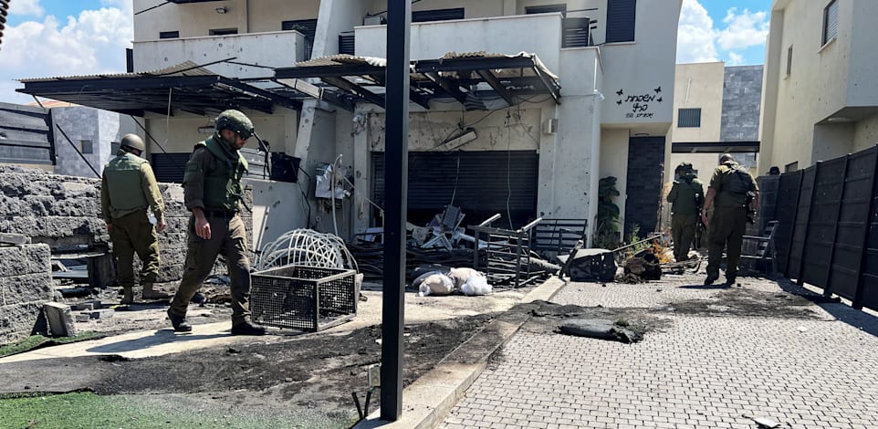 כוחות צה''ל ליד בית שנפגע ממטח של חיזבללה / צילום: Reuters, Avi Ohayon