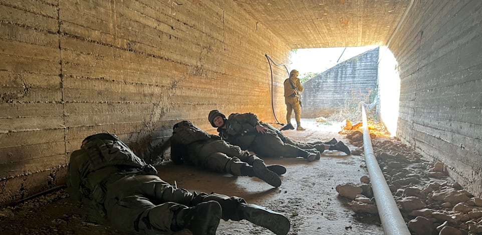 חיילי צה''ל תופסים מחסה בזמן אזעקה בצפון / צילום: Reuters, Avi Ohayon