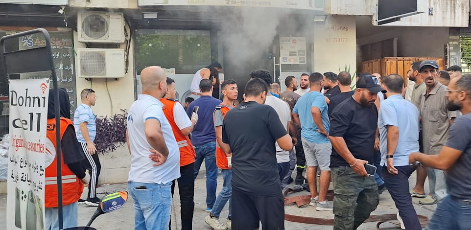 זירת פיצוץ בחנות טלפונים בלבנון / צילום: Reuters, Hassan Hankir