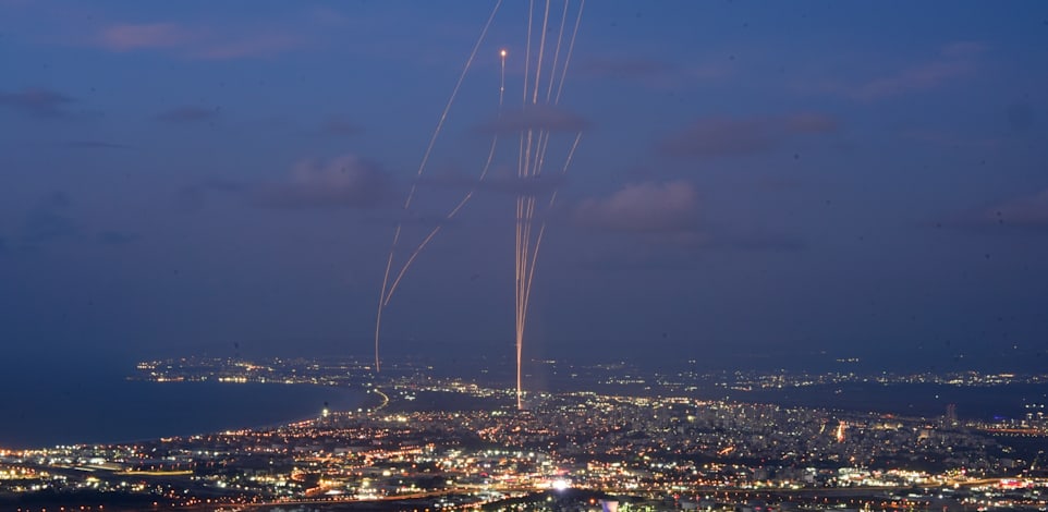 יירוטים של כיפת ברזל מעל חיפה / צילום: ap, Baz Ratner