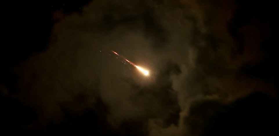 טיל בליסטי מאיראן נראה בשמי תל אביב / צילום: Reuters, Ammar Awad
