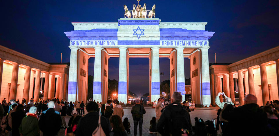 שער ברנדנבורג בגרמניה, מואר בצבעים של דגל ישראל, הערב (ב') / צילום: Reuters, Kay Nietfeld