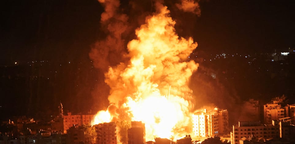 הפיצוץ ברובע דאחייה הערב אחרי תקיפת חייל האוויר / צילום: Reuters, Mohamed Azakir