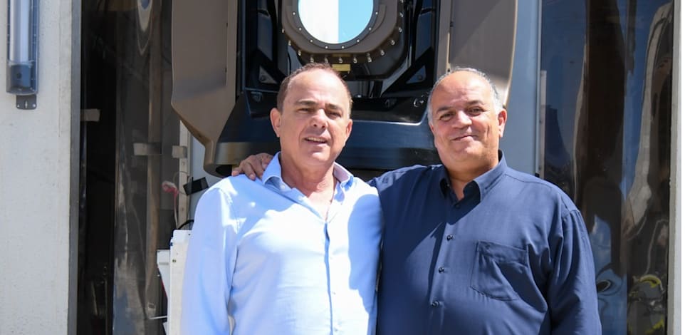 מנכ״ל רפאל, יואב תורג׳מן ויו״ר רפאל ד״ר יובל שטייניץ עם מערכת ''מגן אור'' / צילום: דוברות רפאל