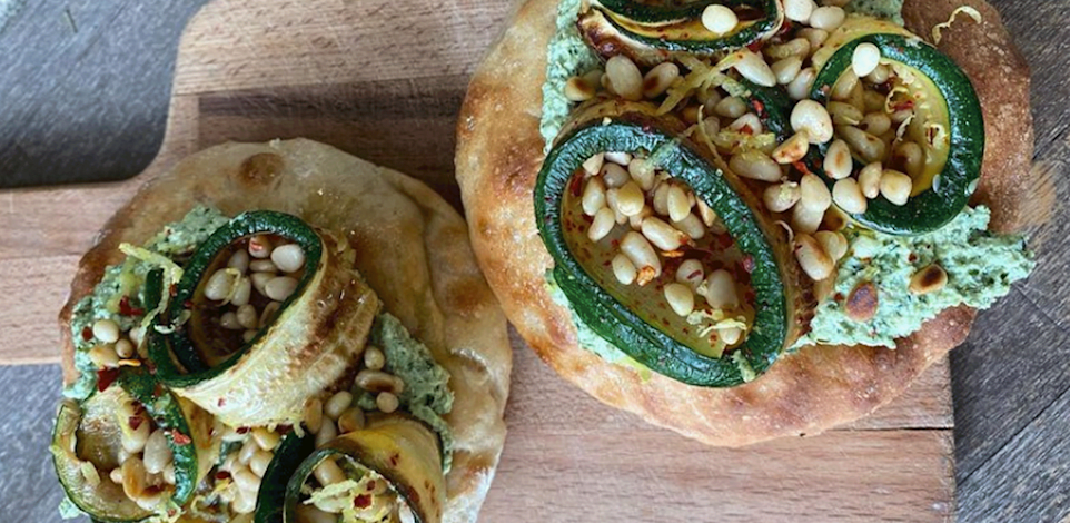 פוקצ'ה עם קישוא קלוי וצנוברים בג'ילברט / צילום: מתוך עמוד האינסטגרם של ג'ילברט