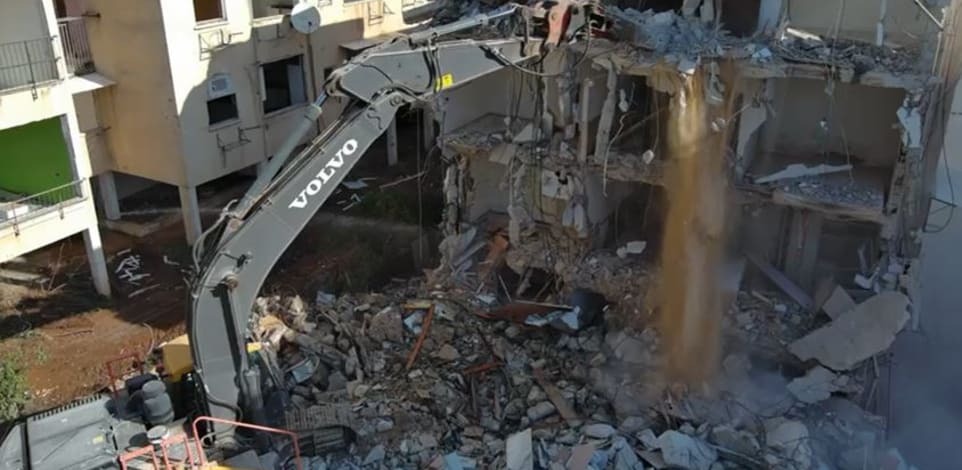 הריסה של בניין במסגרת פרויקט פינוי־בינוי / צילום: גל פליבה