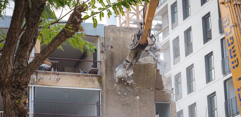 הריסת מבנה ישן בתל אביב במסגרת התחדשות עירונית / צילום: ינאי אלפסי