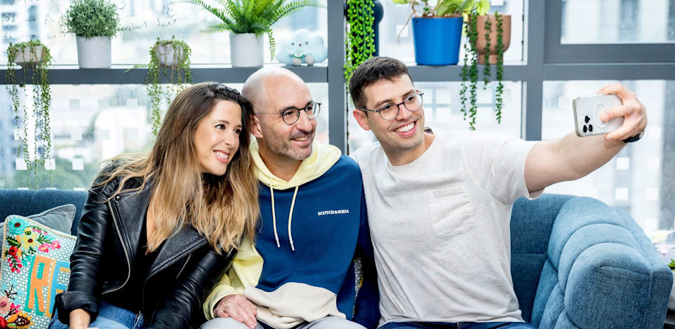 מימין מייסדי Run AI עמרי גלר, רונן דר והמשקיעה הגדולה בחברה איה פטרבורג שותפה בקרן S Capital / צילום: שרון לוין