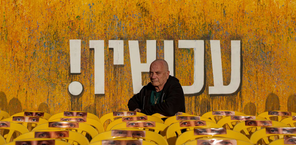 לואיס הר, שחולץ משבי חמאס, ליד מיצג הקורא לשחרור יתר החטופים / צילום: ap, Ohad Zwigenberg