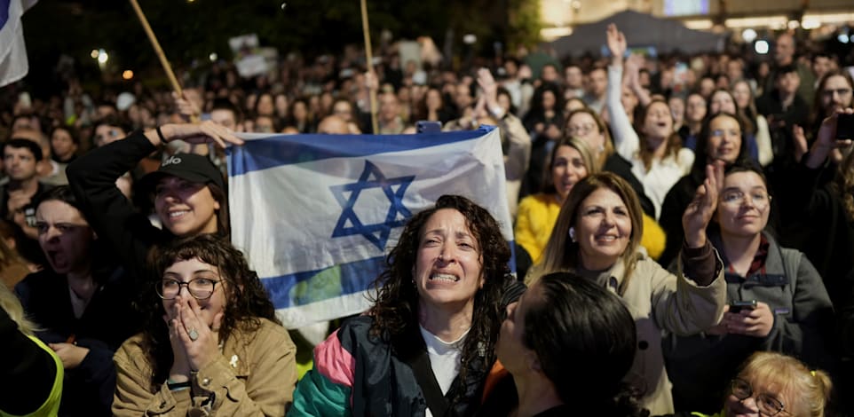 ישראלים, קרובים וחברים מתאספים בכיכר החטופים בת''א וצופים בעסקה יוצאת לפועל, היום / צילום: ap, Oded Balilty