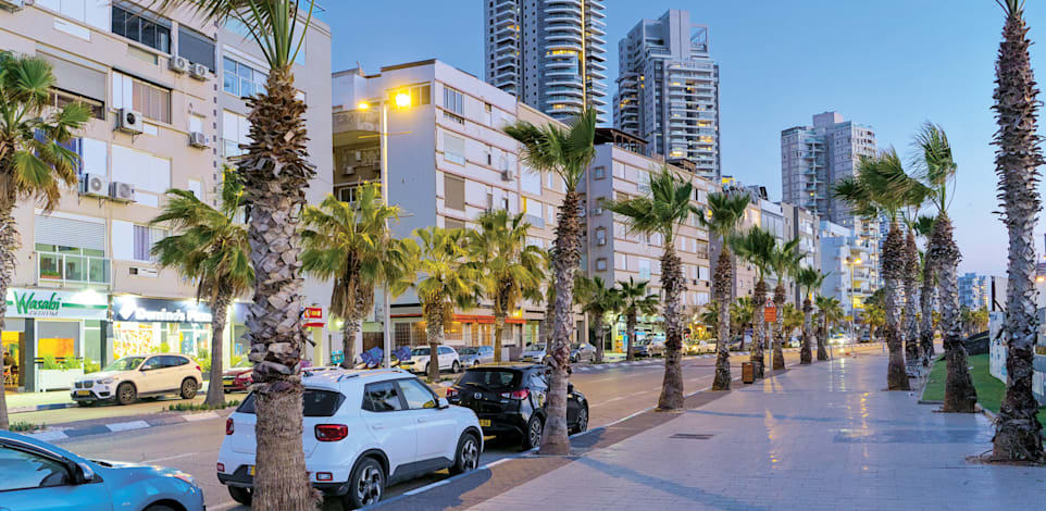 בת ים. ''בכל פינה פרויקט התחדשות עירונית'' / צילום: Shutterstock