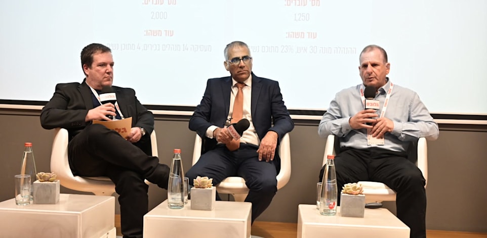 דני סופר, המשנה למנכ''ל מקורות, וניסן לוי, מנכ''ל נמל אשדוד, בשיחה עם כתב גלובס חזי שטרנליכט בכנס ''תשתית לעתיד'' של גלובס / צילום: תמר מצפי