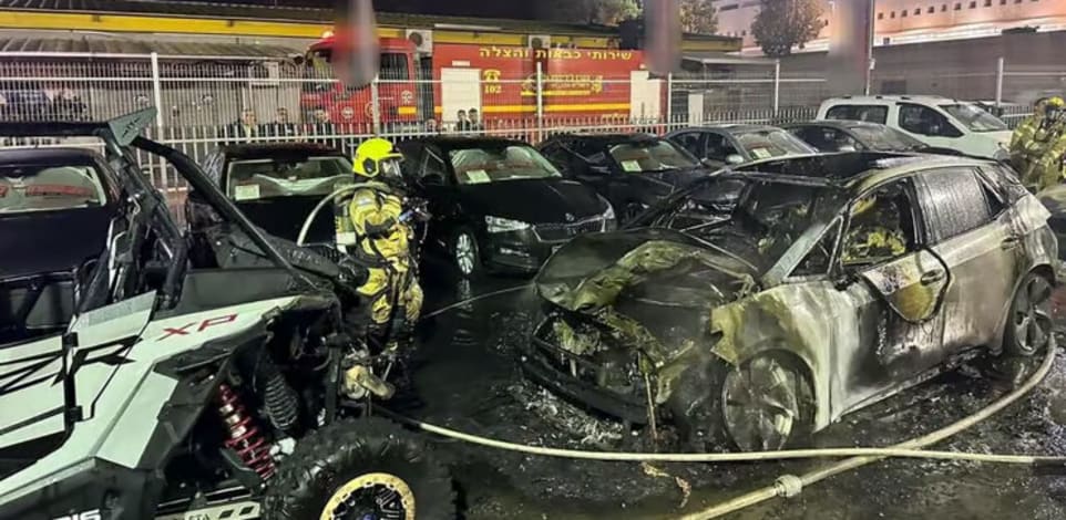 רכבים שרופים בקריית שמונה כחלק מתופעת הפרוטקשן / צילום: כב''ה צפון