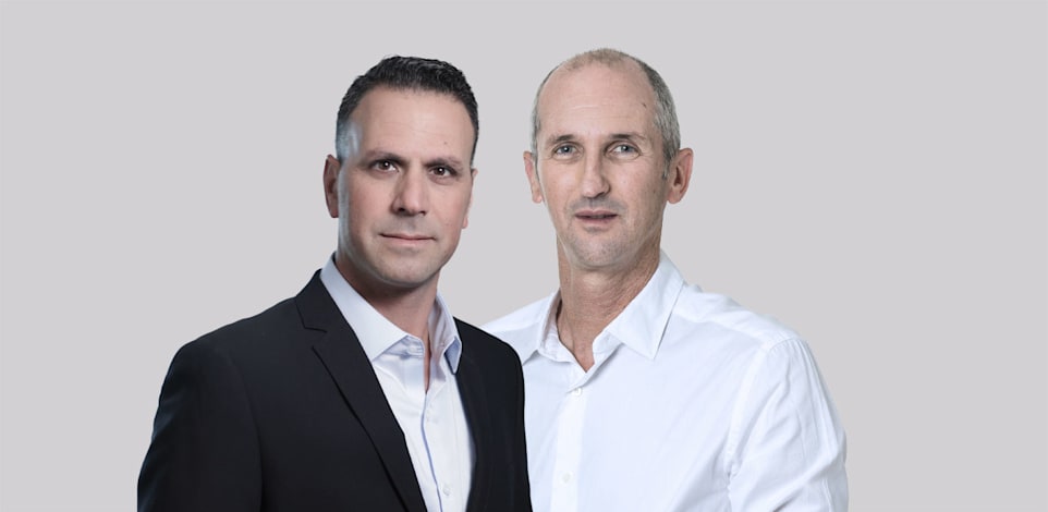 טל תפוחי (גמלא הראל), מאור דואק (מניף) / צילום: עודד קרני, מניף שירותים פיננסים