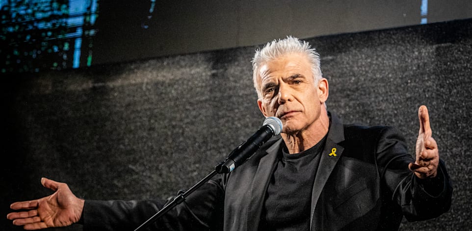 ''נארגן מרד מסים''. יאיר לפיד נואם בהפגנה במוצ''ש / צילום: Reuters, Eyal Warshavsky