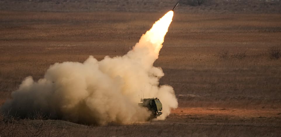 רקטה שנורתה ממערכת הרקטות HIMARS / צילום: ap, Andreea Alexandru