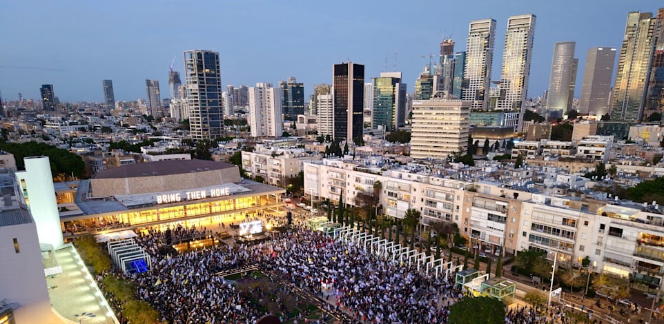 אלפי מפגינים בכיכר הבימה / צילום: עדו למפרט