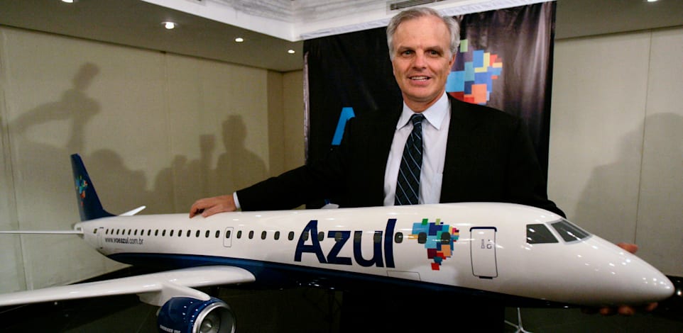 דייויד נילמן עם דגם מטוס של חברת Azul שבבעלותו / צילום: Reuters, Paulo Whitaker