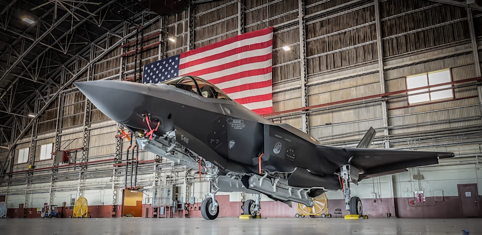 מטוסי F-35 בהאנגר אמריקאי / צילום: Shutterstock