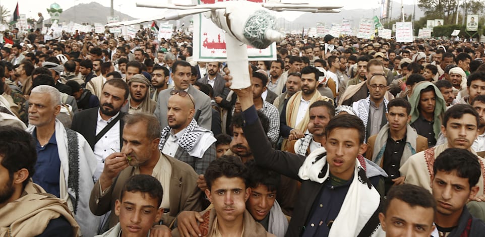 תומכי ארגון המורדים בצנעא, לאחר מספר הפצצות אמריקאיות / צילום: Reuters, Mohammed Hamoud