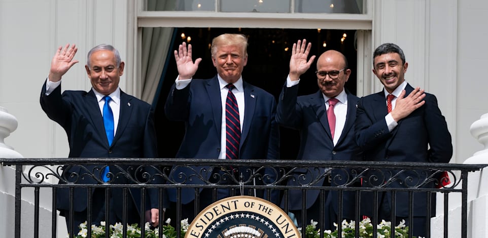 נתניהו וטראמפ עם שרי החוץ של בחריין ואיחוד האמירויות בחתימה על הסכמי אברהם ב־2020 / צילום: ap, Alex Brandon