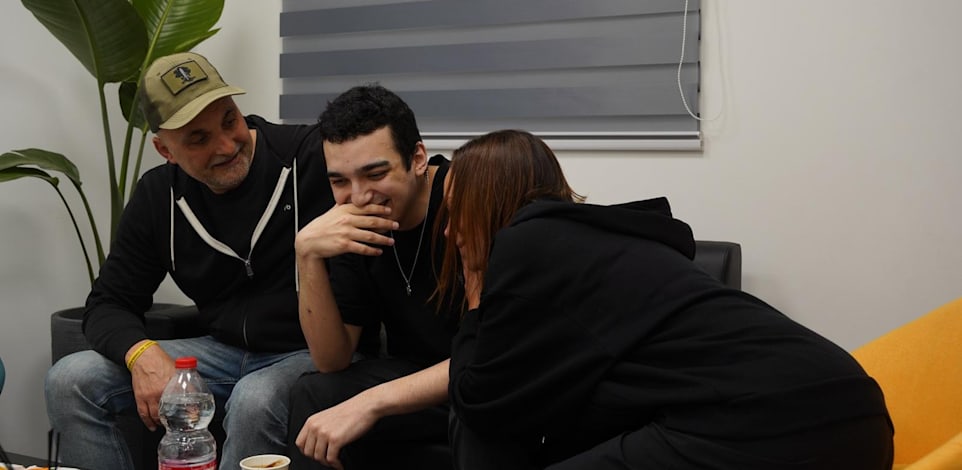 עידן אלכסנדר במפגש ראשון עם הוריו / צילום: דובר צה''ל