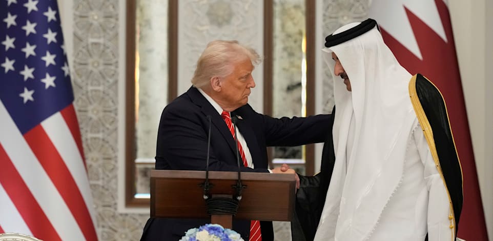 טראמפ לוחץ את ידו של אמיר קטאר, השייח' תמים בן חמד אאל ת'אני / אילוסטרציה: ap, Alex Brandon