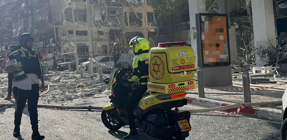 בתים שנהרסו בחולון ותושביו פונו בעקבות טיל ששוגר מאיראן / צילום: מד''א
