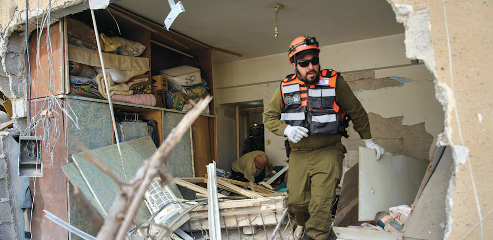 בניין שנפגע מטיל ברמת גן / צילום: ap, Oded Balilty