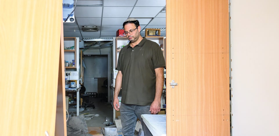 פרופ' אהוד אוחנה במעבדה שלו בסורוקה / צילום: דני מיכליס - אוניברסיטת בן גוריון