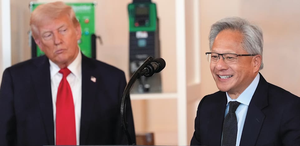 נשיא ארה''ב דונלד טראמפ ומנכ''ל אנבידיה ג'נסן הואנג / צילום: ap, Alex Brandon