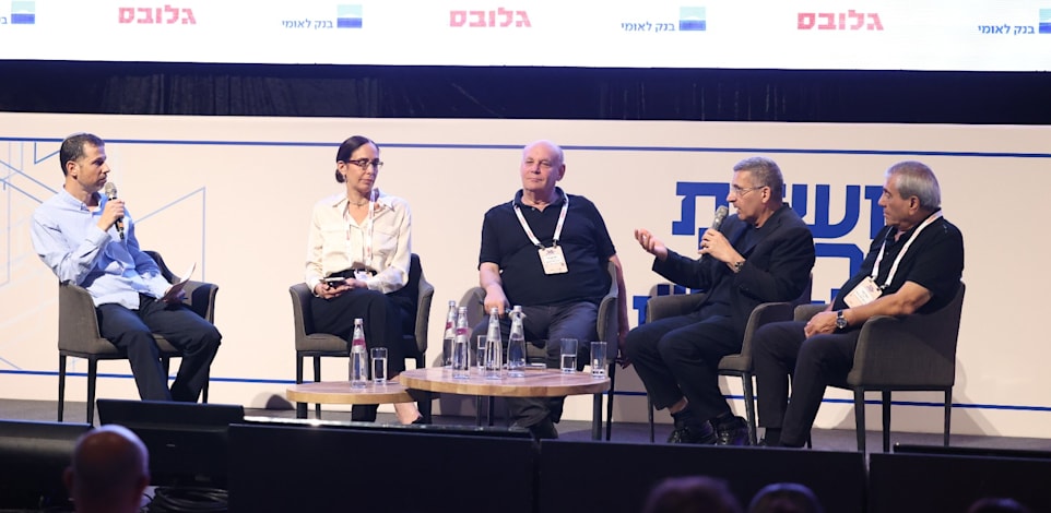 מימין: יגאל דמרי, יעקב אטרקצ'י, ישראל דוד ורות שוורץ בפאנל עם דרור מרמור בוועידת ישראל לנדל''ן / צילום: שלומי יוסף
