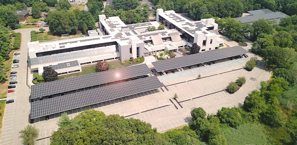 וולס פארק, פורטפוליו משרדים בפרבר יוקרתי של בוסטון אותו רכשה פרופימקס יחד עם טורוס. בנכס זה, המנהלים יישמו תוכנית להמרת פארק המשרדים למתחם דל-פחמן ויעיל אנרגטית. זאת, באמצעות החלפת חימום מבוסס גז טבעי במשאבות חום, התקנת פאנלים סולאריים ושדרוג מערכות התאורה וניהול האנרגיה. / צילום: Plankton Energy