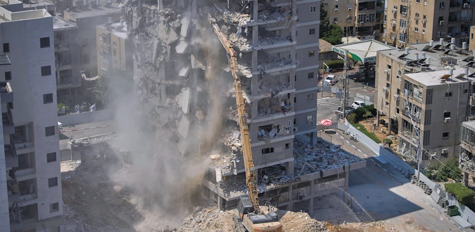 בניין בבת ים שספג פגיעה ישירה מטיל איראני / צילום: ap, Ohad Zwigenberg
