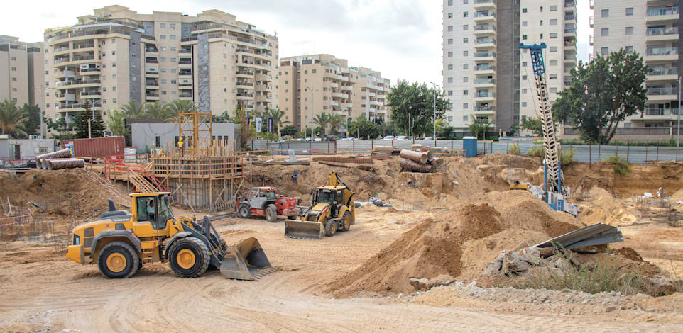 אתר בנייה במרכז הארץ. מבנייה של שכונות חדשות הדגש עובר להתחדשות עירונית / צילום: Shutterstock