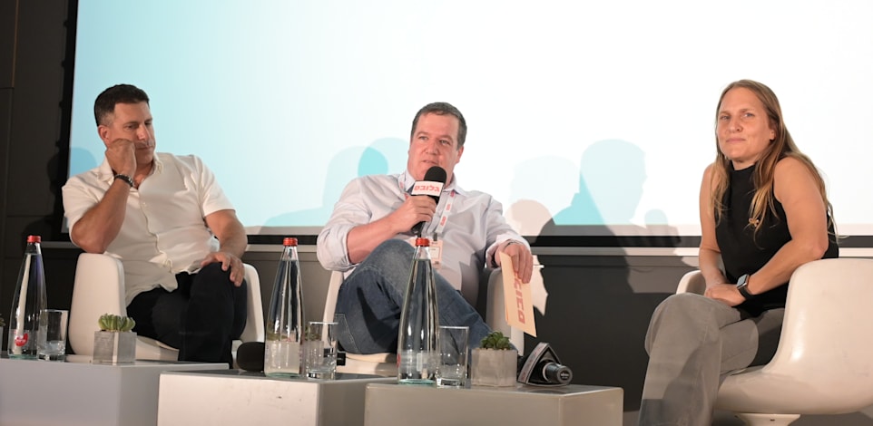פאנל קרנות גידור בכנס ההשקעות 2025 (מימין לשמאל): דקלה קפצן, חזי שטרנליכט, עומר דגני / צילום: תמר מצפי