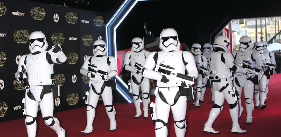 דמויות ה־''סטורם טרופרס'' בפרימיירת סרט בסדרת מלחמת הכוכבים. מעריצים יוכלו לייצר תכני פרנצ'ייז / צילום: Shutterstock