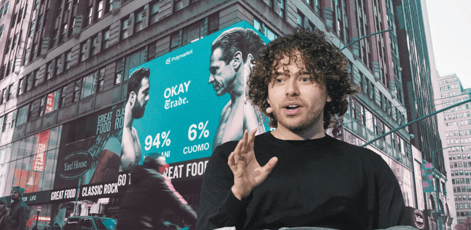 קופלן. ברקע: פרסום של סקר פולימרקט על הבחירות בניו יורק, השבוע / צילום: AP, Richard Drew, Olga Fedorova