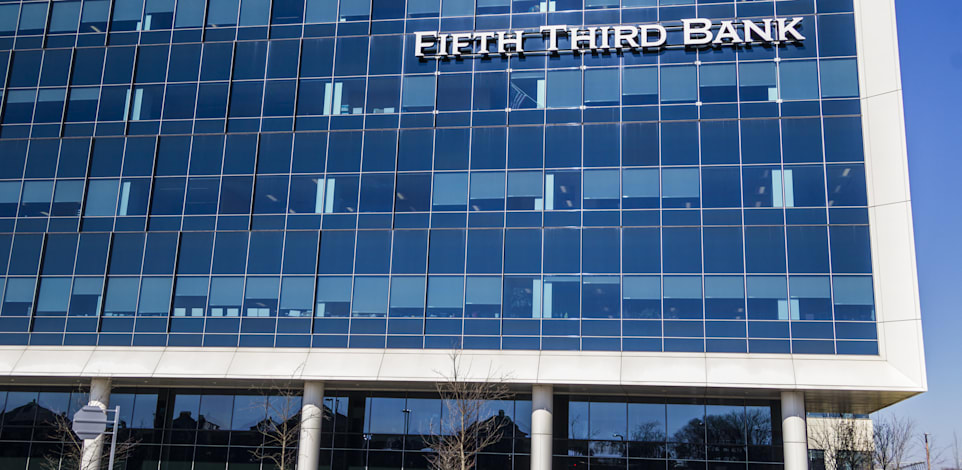 סניף של fifth third bank. דיווח על מחיקה של מאות מיליוני דולרים / צילום: Shutterstock