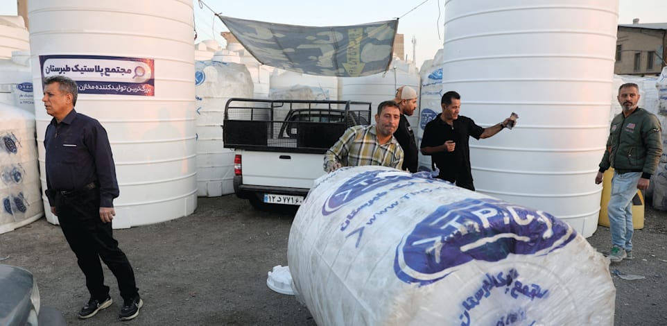 מצטיידים במכלי מים בטהרן / צילום: Reuters, Majid Asgaripour