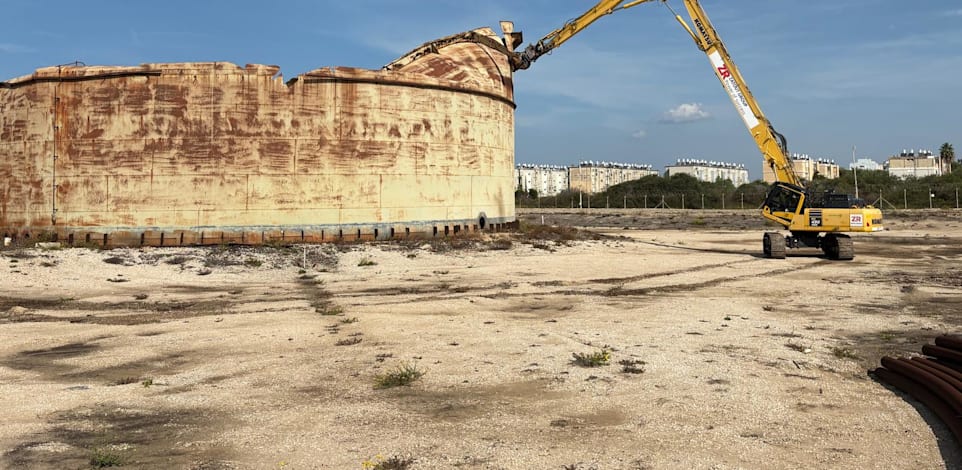 הריסת מיכל הדלק הראשון שתוחם את קריית חיים / צילום: תש''א